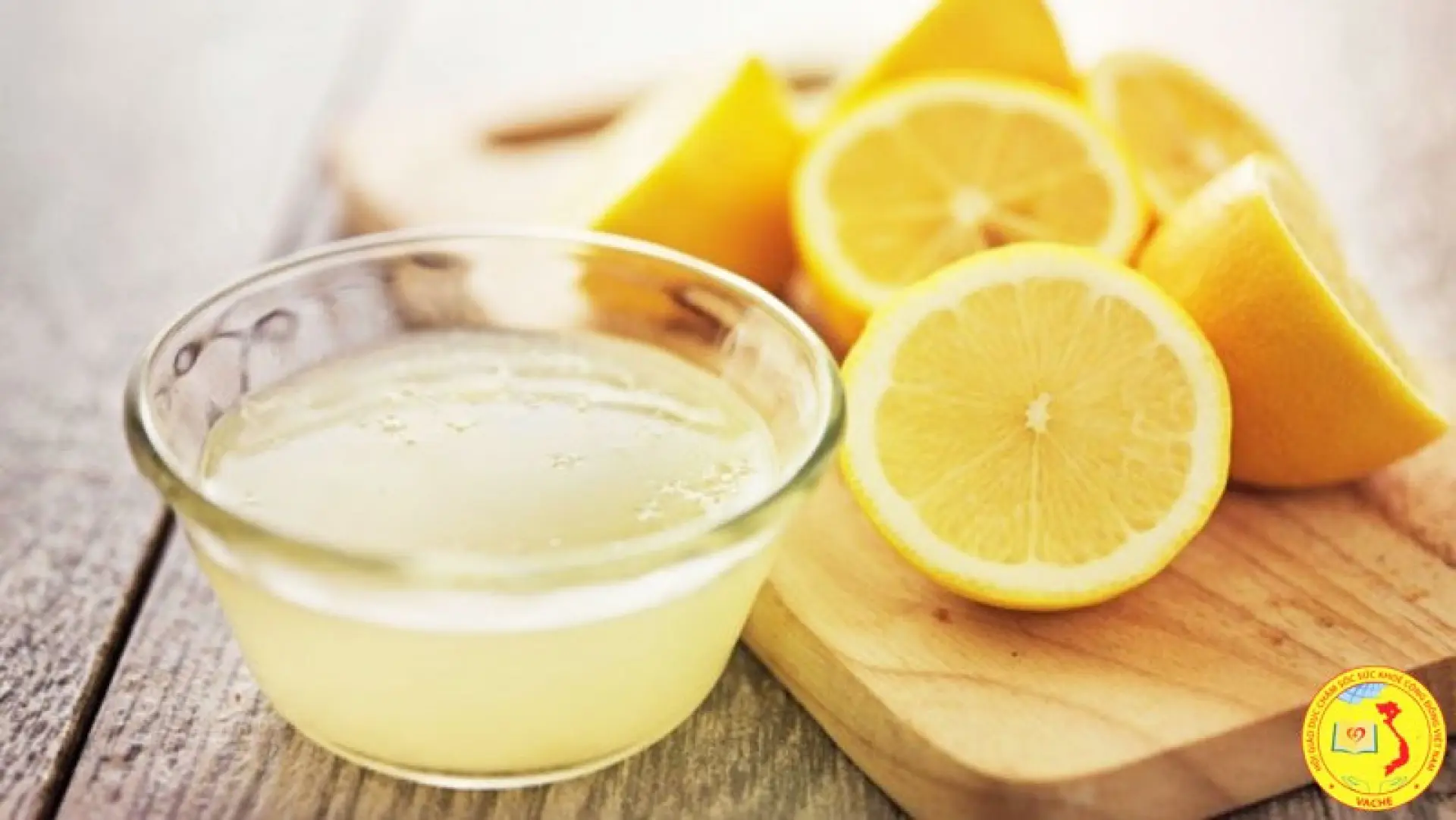 Nước cốt chanh nguyên chất dùng quá nhiều sẽ làm ảnh hưởng nghiêm trọng đến sức khoẻ.
