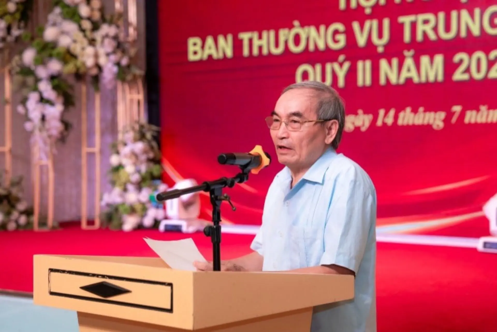 Đại tá Tạ Quang Vinh – nguyên Trưởng ban Kế hoạch Tổng hợp, Tổng cục Chính trị, Bộ Quốc phòng, Tổng thư ký Trung ương Hội Giáo dục Chăm sóc Sức khỏe Cộng đồng Việt Nam - Tân Phó Chủ Tịch Trung ương Hội GDCSSKCĐ Việt Nam phát biểu nhận nhiệm vụ tại Hội nghị (Ảnh: PV)