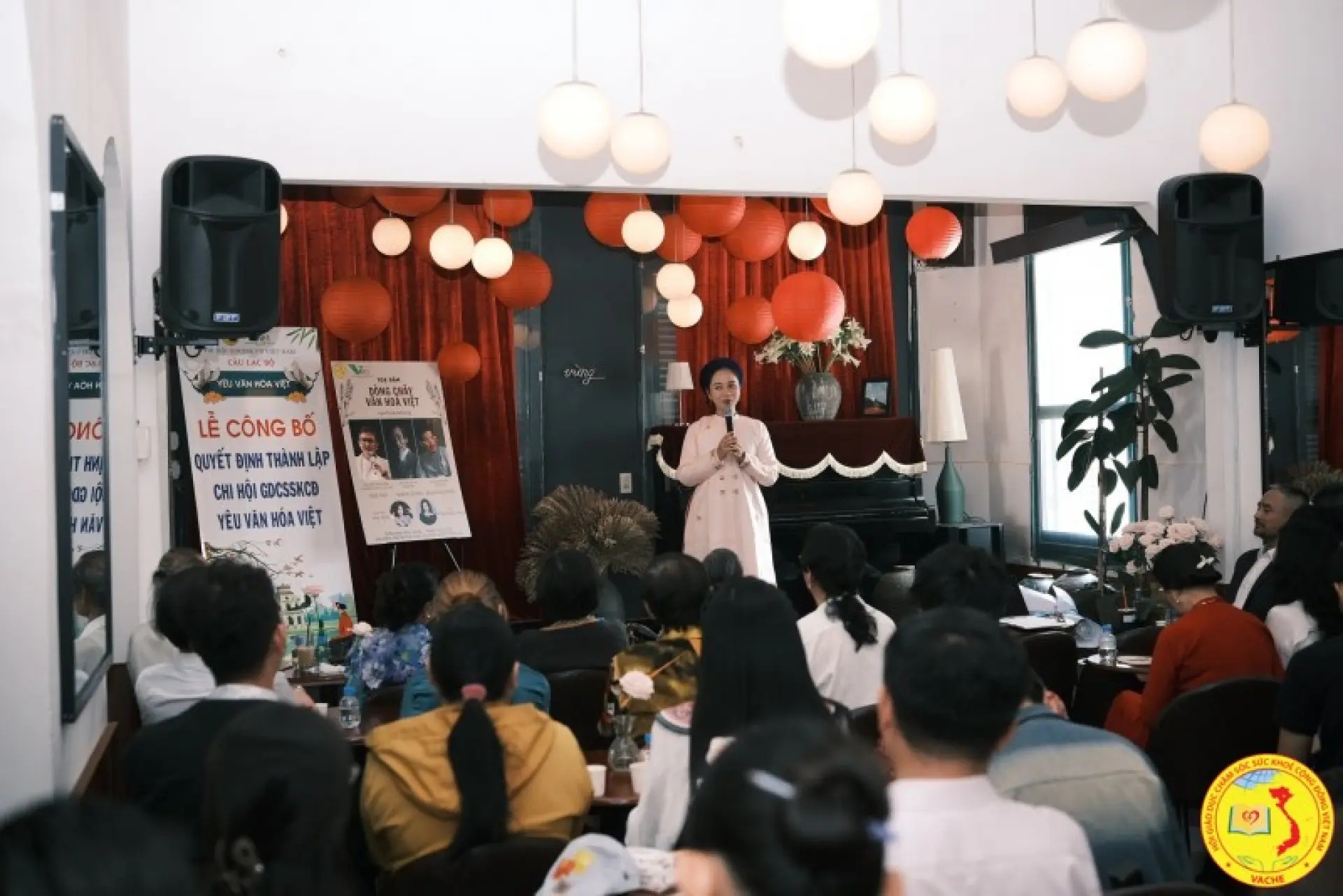 MC- Ca Sỉ - Nhà Văn - Giảng viên Phi Yến - Chủ tịch CLB Yêu Văn Hoá Việt phát biểu tại buổi ra mắt CLB 3a
