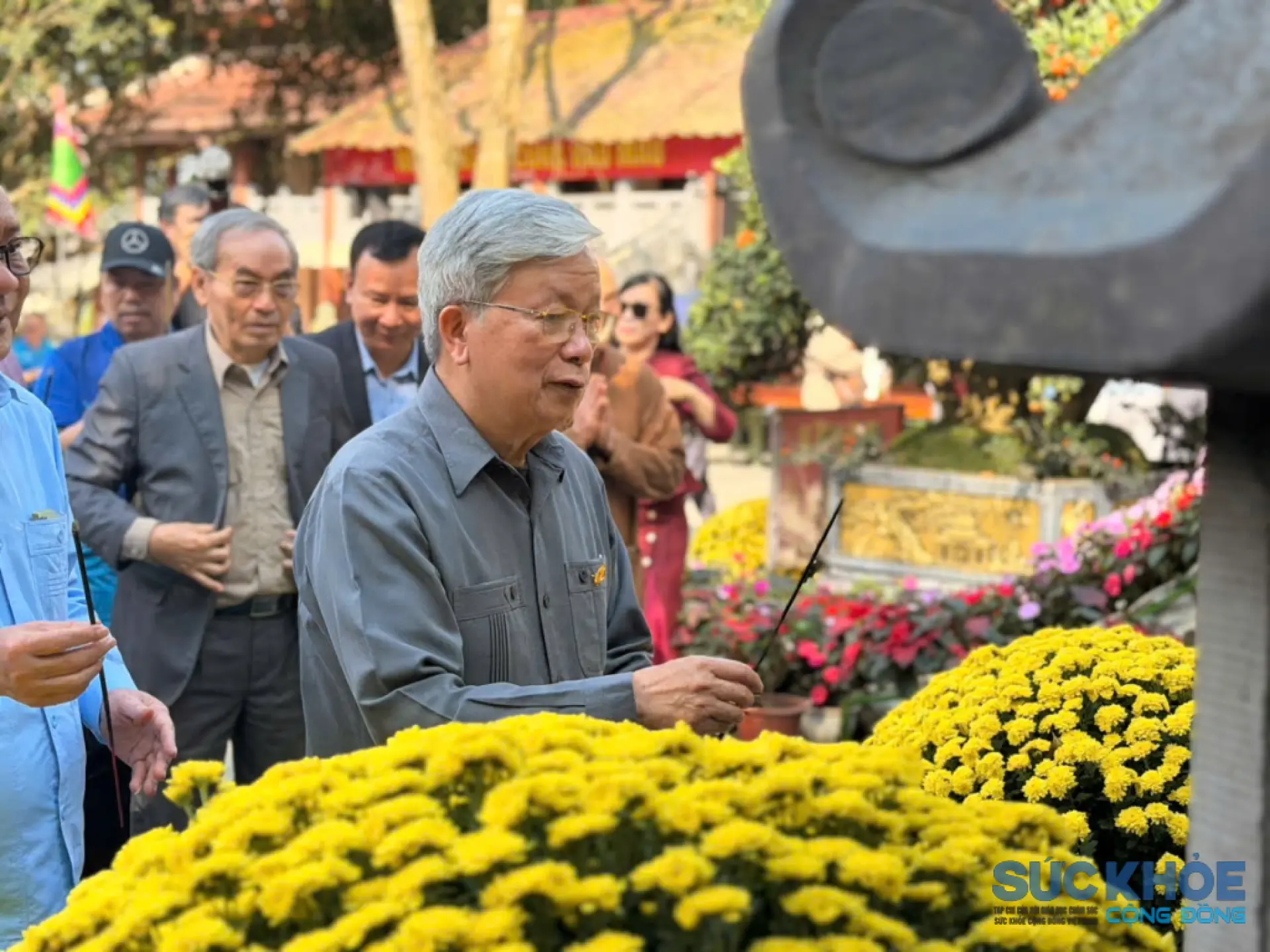 Chủ tịch Hội Giáo dục chăm sóc sức khoẻ cộng đồng Việt Nam Nguyễn Hồng Quân dâng hương tại Đền Hạ (Ảnh: Huy Hoàng)