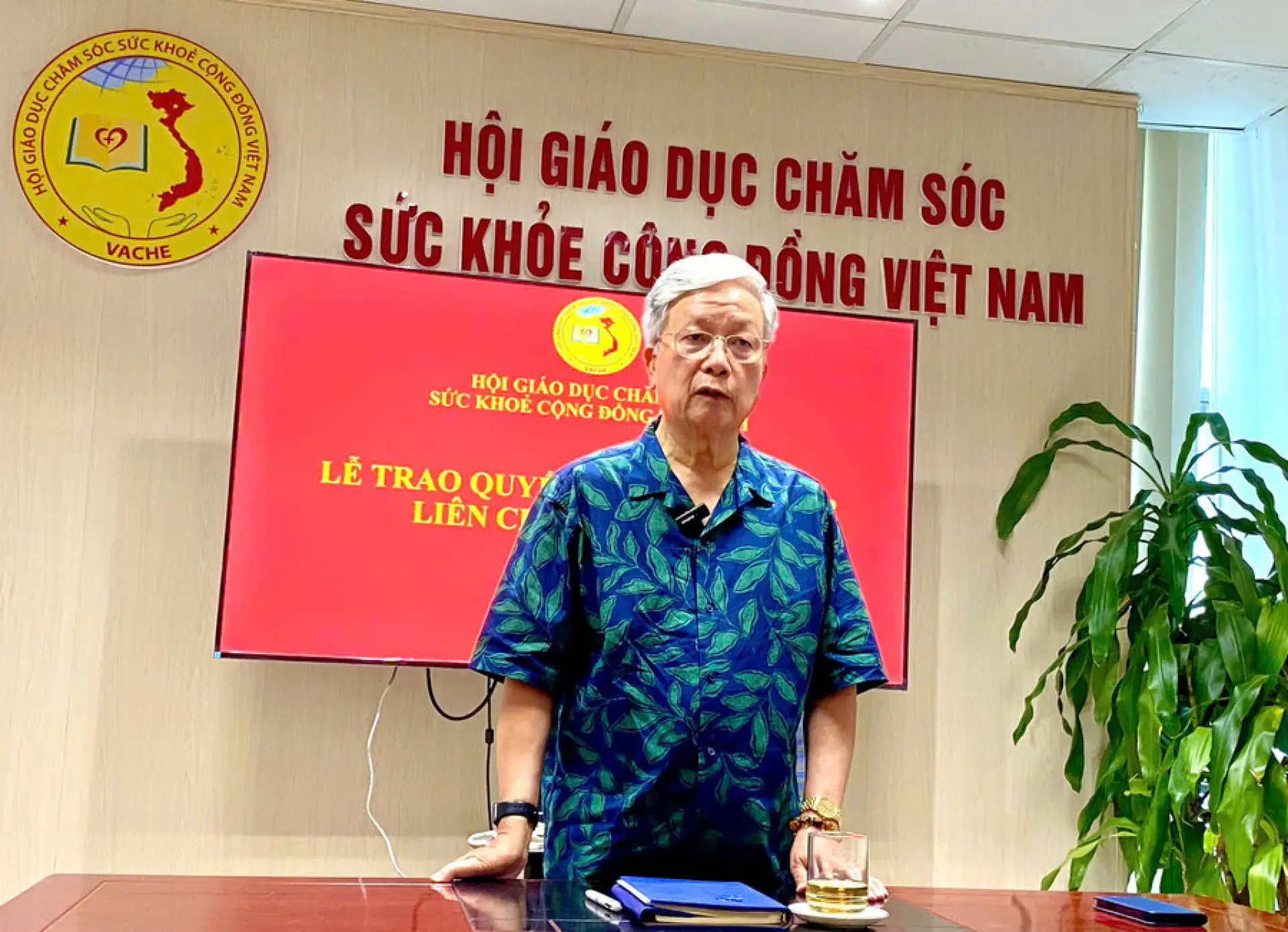 Ông Nguyễn Hồng Quân – Chủ tịch Hội GDCSSKCĐ Việt Nam, nguyên Ủy viên BCH Trung ương Đảng, nguyên Bộ trưởng Bộ Xây dựng chủ trì Lễ trao quyết định