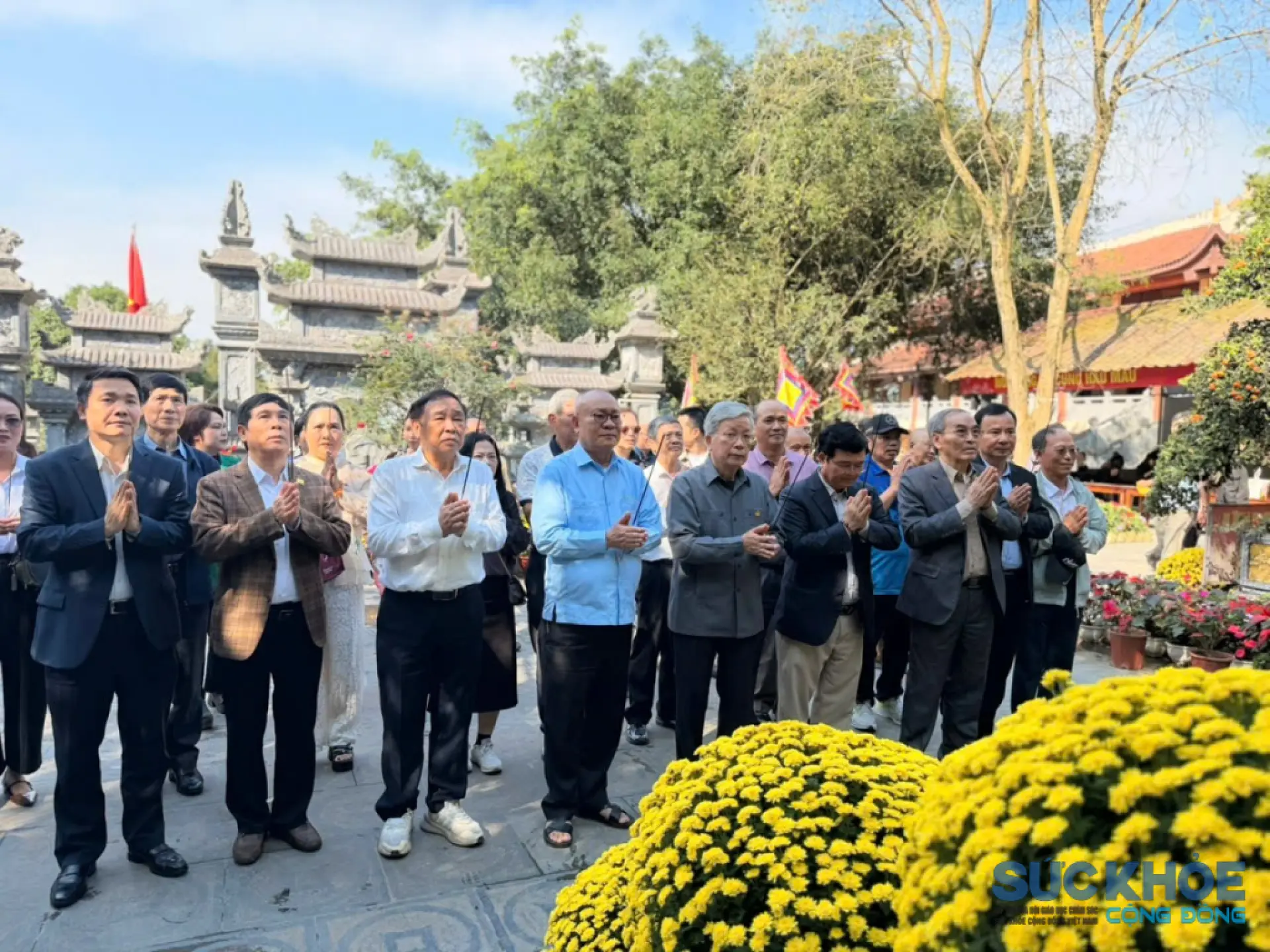 Đoàn công tác thành kính dâng hương Đức Thánh Tản (Ảnh: Huy Hoàng)