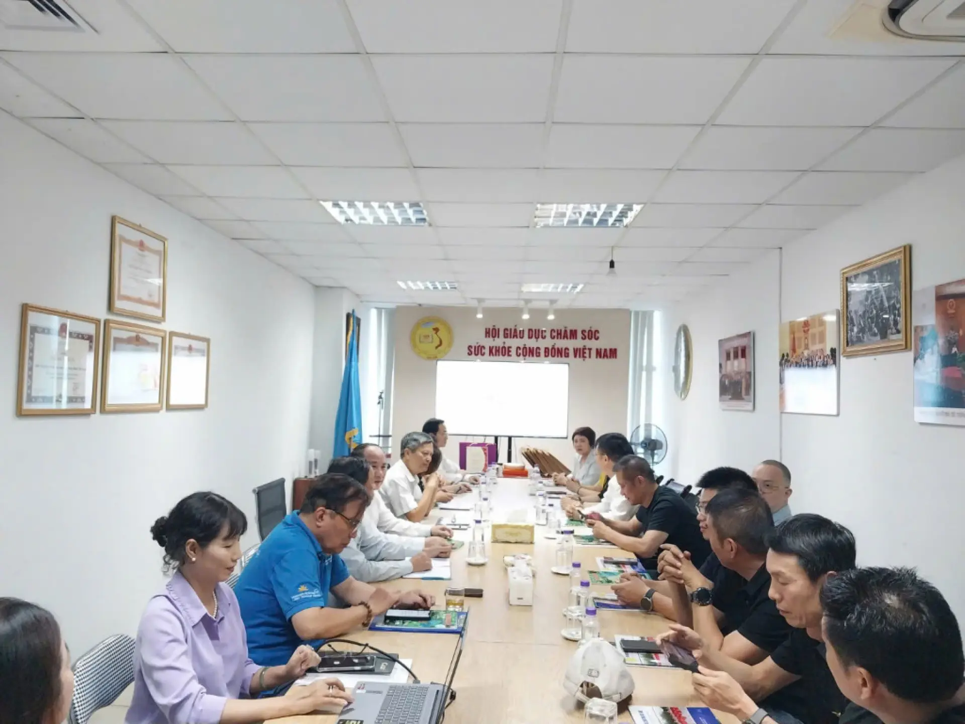 Buổi đón tiếp được diễn ra trong không khí cỏi mở và thân thiện