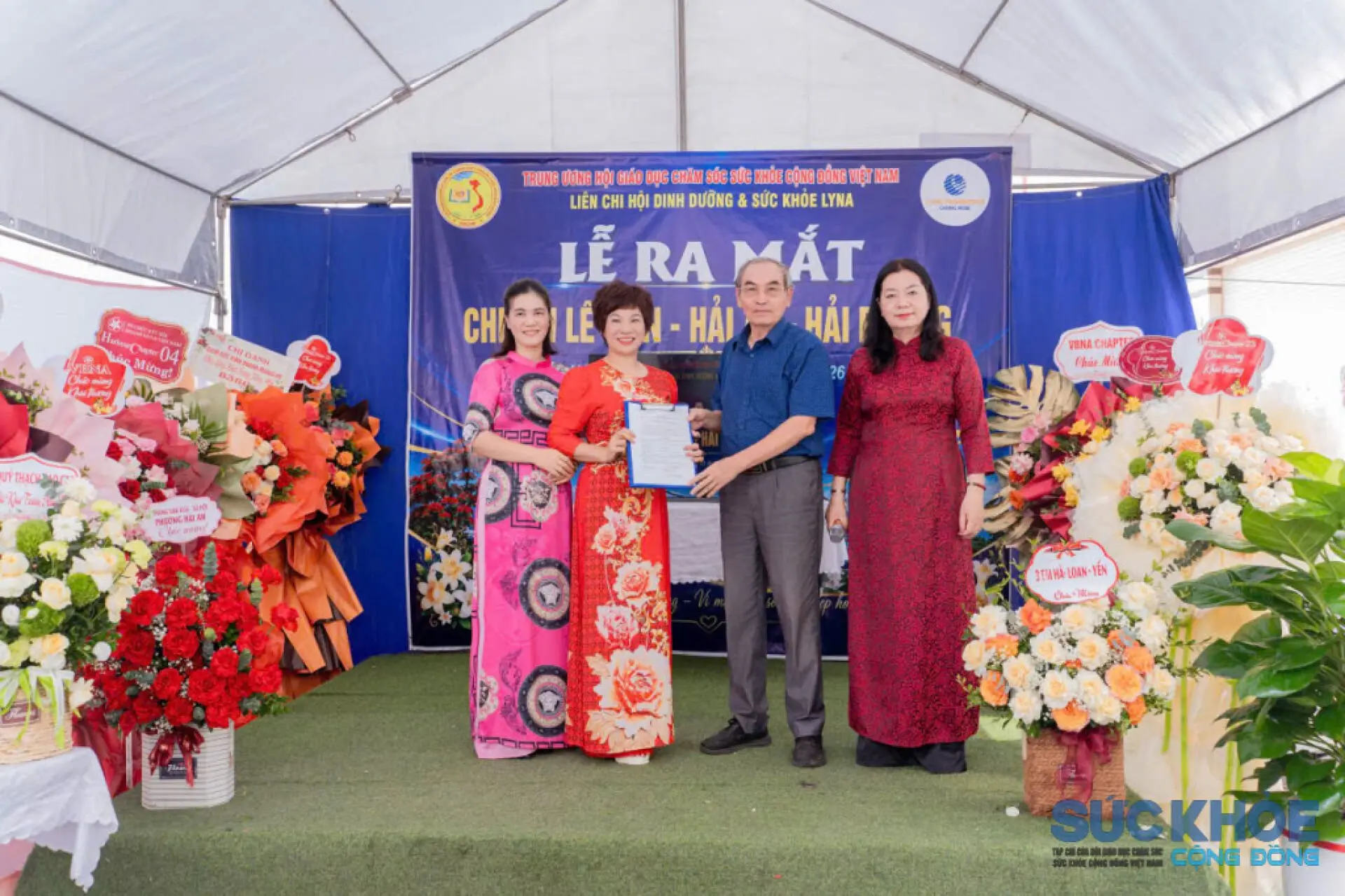Tổng Thư ký Hội VACHE Tạ Quang Vinh trao quyết định và ra mắt Chi hội Giáo dục chăm sóc sức khỏe cộng đồng Lê Tiến (Ảnh: PV)